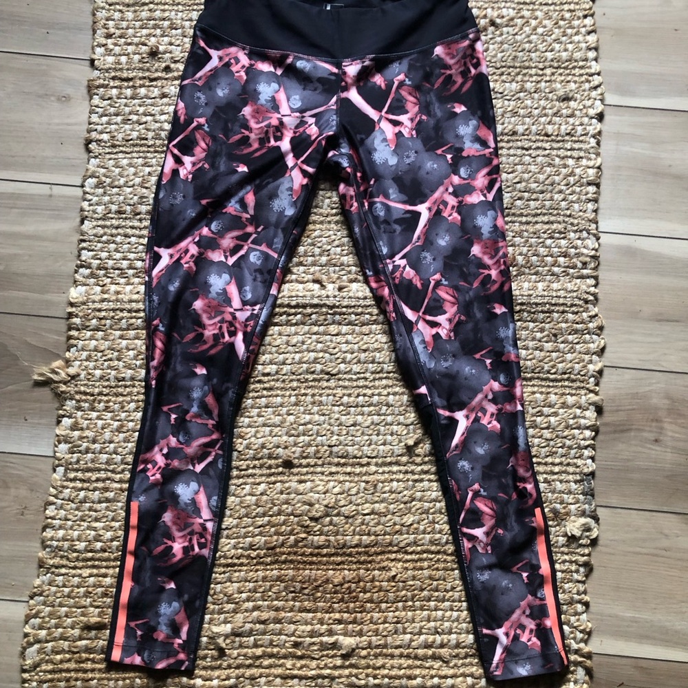 Mondetta Patterned Leggings - Black and Pink size women’s medium